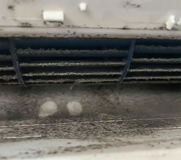 高明空调吹的风有股烧焦味是怎么回事